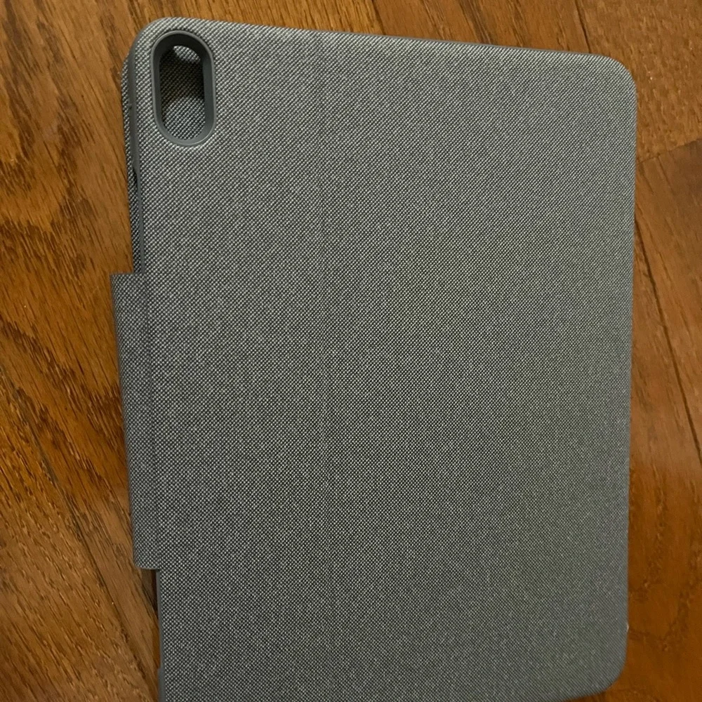 Logitech keyboard/case for IPad Air (4th generation)